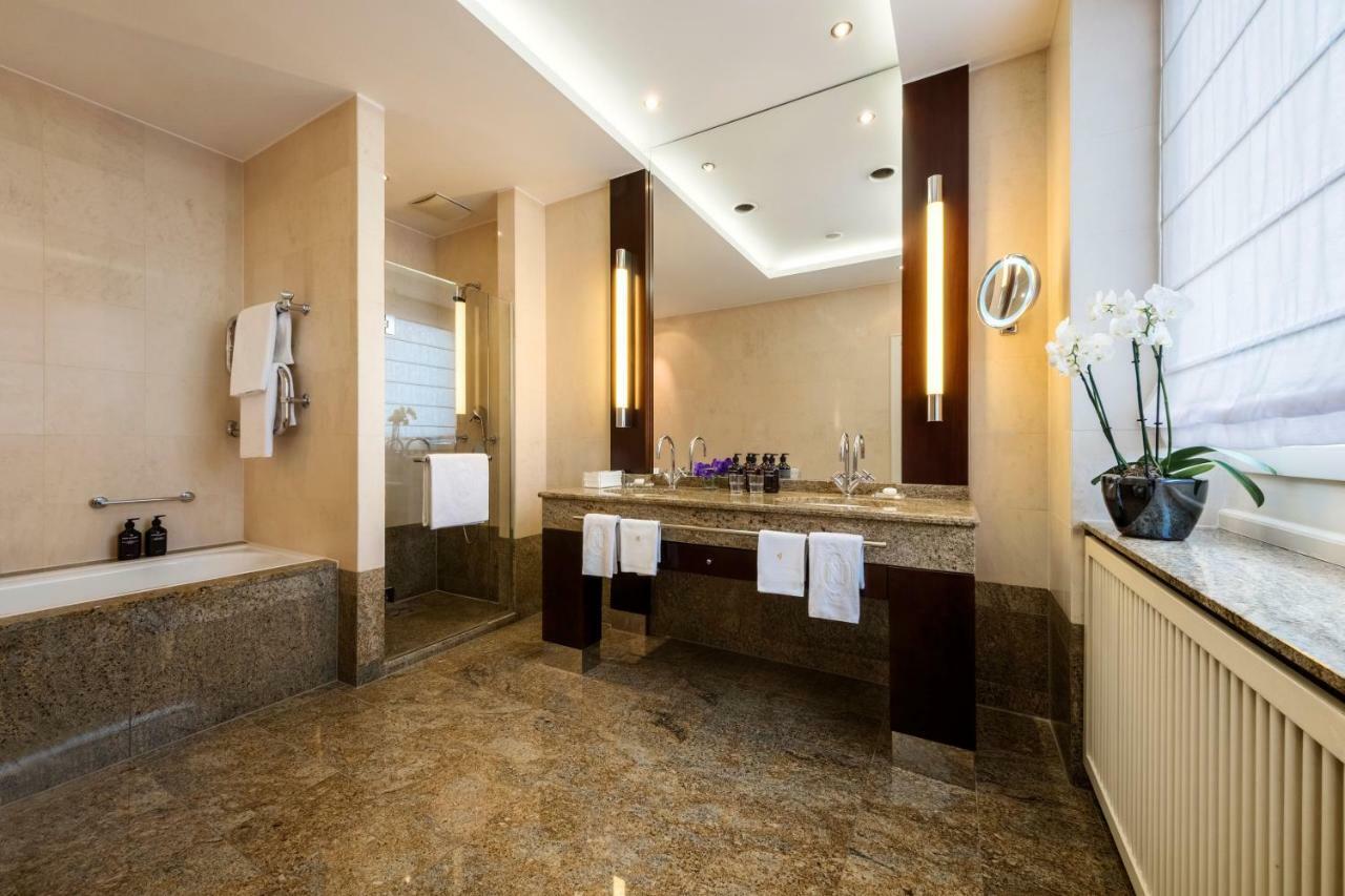 Executive Suite,1090761528:JPEG